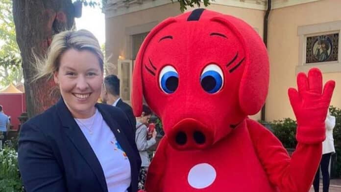 giffey Franziska Giffey und ein Schwein