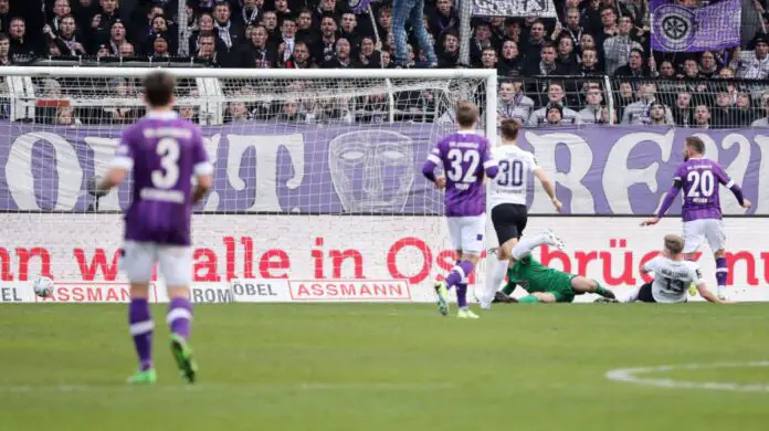 Tor für Osnabrück: Marc Heider (20) trifft zum 3:1gegen Torwart Martin Männel. / IMAGO / Picture Point Tor für Osnabrück: Marc Heider (20) trifft zum 3:1gegen Torwart Martin Männel. / IMAGO / Picture Point