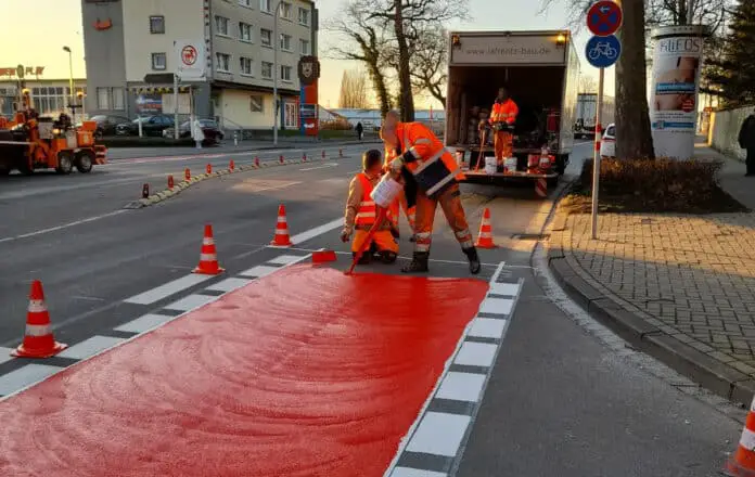 mindener-strasse-radweg Markierungsarbeiten am Radweg an der Mindener Straße.