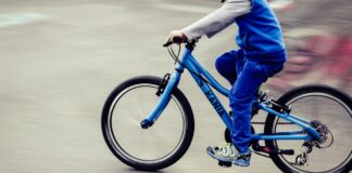 Fahrradfahrendes Kind (Symbolbild)