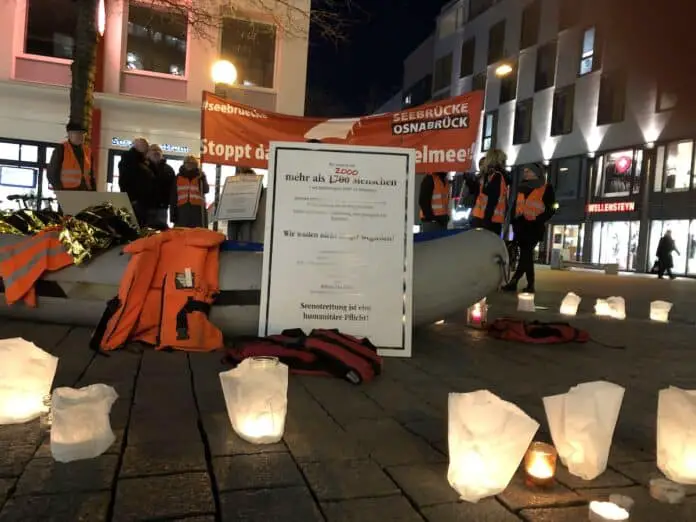 Mahnwache der "Seebrücke Osnabrück" auf dem Nikolaiort