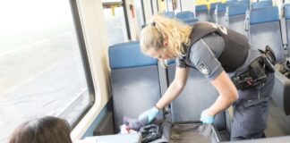 Zöllner durchforsten das Reisegepäck und finden dabei über 10 Kilo Drogen. / Foto: Hauptzollamt Osnabrück