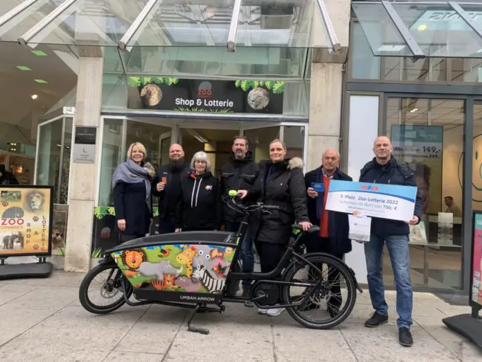 Die Gewinner und Sponsoren der Zoo-Lotterie mit Zoo-Lotterie-Leitung Gabriele Gold vor dem Geschäft der Zoo-Lotterie in der Krahnstraße in Osnabrück. / Foto: Emrich
