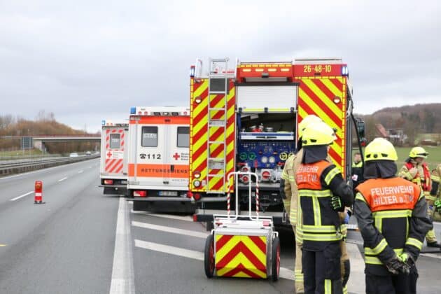 PKW überschlägt sich an der Autobahn A33, Vater und Kind werden verletzt