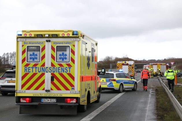 PKW überschlägt sich an der Autobahn A33, Vater und Kind werden verletzt