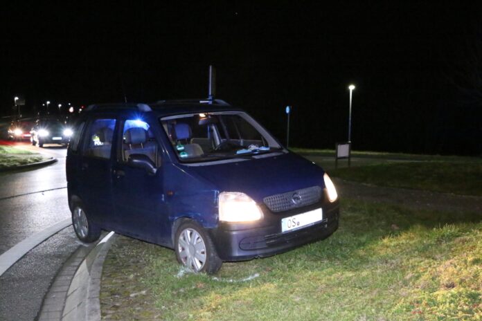 PKW fährt in Hasbergen auf Kreisverkehr, Fahrerin wird verletzt