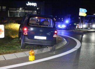 PKW fährt in Hasbergen auf Kreisverkehr, Fahrerin wird verletzt