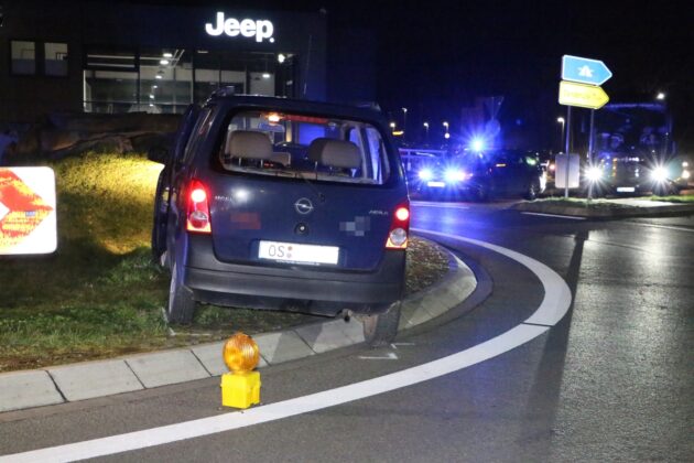 PKW fährt in Hasbergen auf Kreisverkehr, Fahrerin wird verletzt