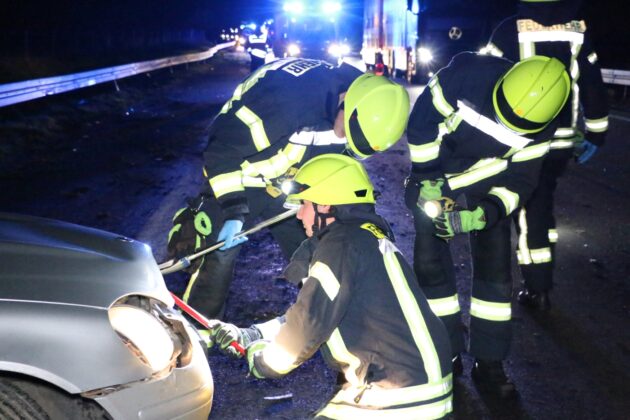 Drei Menschen bei Kollision auf der Autobahn A33 verletzt