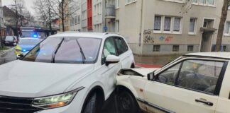 PKW-Unfall blockiert Sutthauser Straße