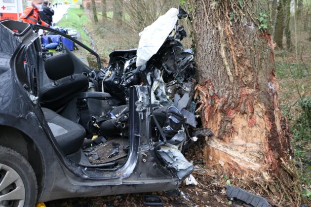 PKW kracht vor Baum, Autofahrer in Belm lebensgefährlich verletzt