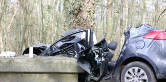PKW kracht vor Baum, Autofahrer in Belm lebensgefährlich verletzt