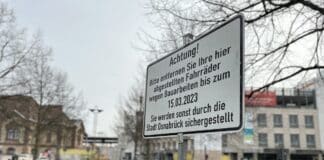 Schilder wie dieses weisen auf die Große Reinigungsaktion am Osnabrücker Hauptbahnhof hin. / Foto: Pohlmann
