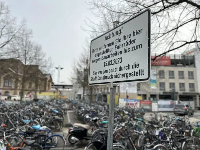 Schilder wie dieses weisen auf die Große Reinigungsaktion am Osnabrücker Hauptbahnhof hin. / Foto: Pohlmann