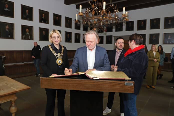 Der Australische Botschafter Philip Green (2. von links) trägt sich im Beisein von Oberbürgermeisterin Katharina Pötter (links) sowie den Bundestagsabgeordneten Manuel Gava und Anke Hennig ins Goldene Buch der Stadt Osnabrück ein. / Foto: Simon Vonstein