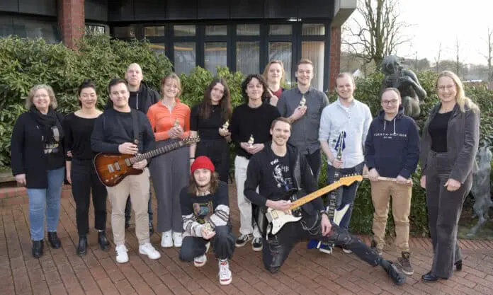 Mit der Vergabe von Trophäen an die Musikerinnen und Musiker ehrte Anna Kebschull (rechts) die Sieger des Bandcontests „Rock in der Region“. Mit dabei waren Anna Suzuki (zweite von links) und Christian Siemer (hinten links) vom Musikbüro Osnabrück e.V sowie Monika Altevogt, Kulturbüro Landkreis Osnabrück (links)