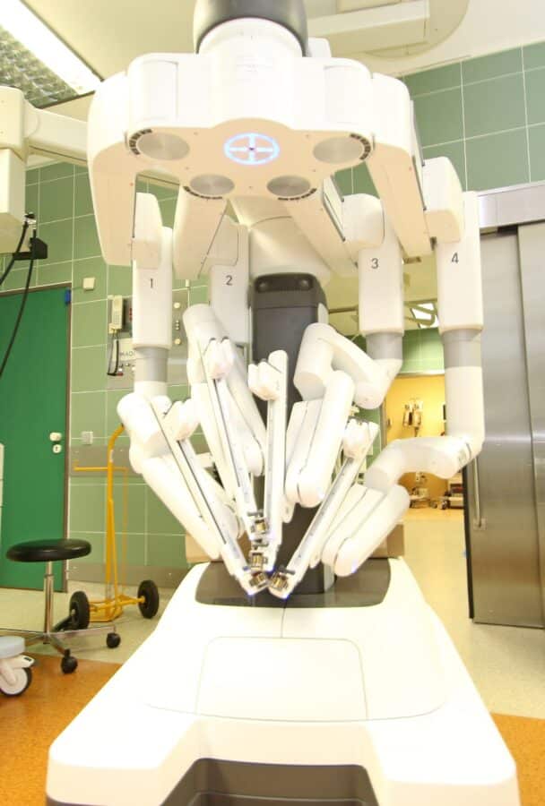 Fahrbarer „da Vinci Xi“ im Klinikum. / Foto: Jens Lintel