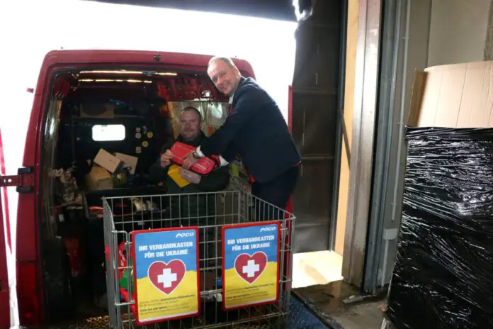 Marktleiter Markus Blacha (r.) hilft Vitali Berestyan, die ersten gespendeten Verbandskästen für den Transport in die Ukraine zu verladen. / Foto: POCO