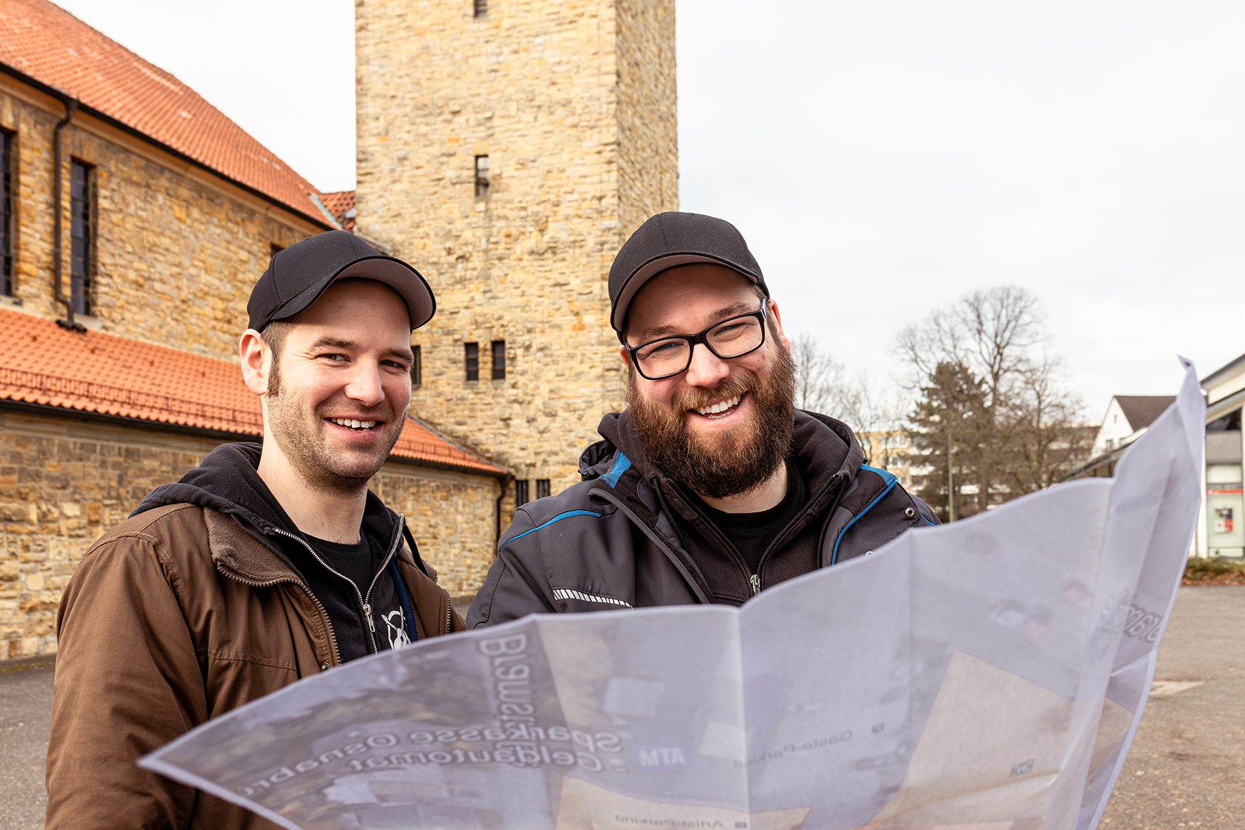 Andreas (links) und Tobias Richter konkretisieren die Pläne für das diesjährige Haste-Open-Air-Festival im gleichnamigen Osnabrücker Ortsteil. / Foto: Björn Plantholt