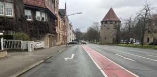 Rechtsabbieger zum Rißmüllerplatz wird zur Protected Bike Lane. / Foto: Hirsch