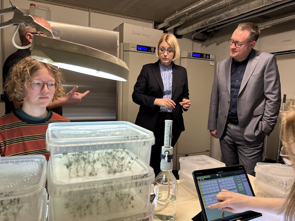 Oberbürgermeisterin Katharina Pötter und WfO-Chef Ingmar Bojes im Labor von seedalive, wo Vergleichsproben von Saatgut zur Keimung gebracht werden.