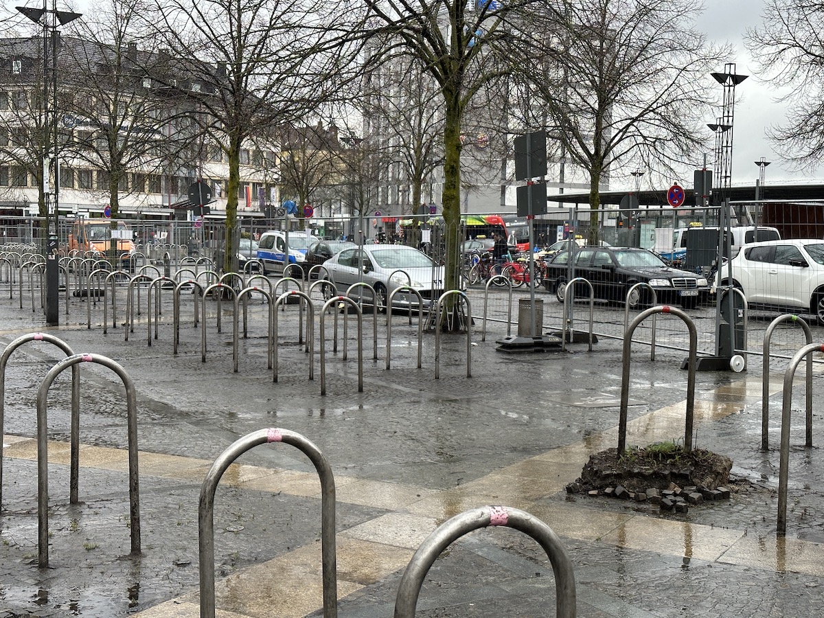 Die alten Fahrradbügel vor dem Hauptbahnhof wurden inzwischen geräumt. 