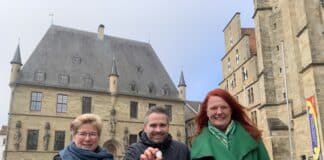 (von links) Ulrike Stevens, "Jubiläum 2023", Leif Burghard, EuroMint und Patricia Mersinger, "Jubiläum 2023", freuen sich über die Sonderprägung. / Foto: Emrich