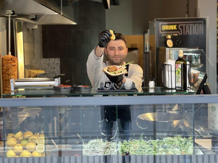 In jede Kebab-Tasche macht Abdul Kadir Yildirim einen Spritzer Zitrone.