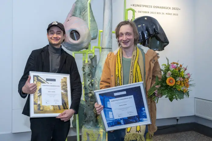 Preisträger des „Kunstpreises Osnabrück 2022“ David Rauer (rechts) und Azim F. Becker, der den Förderpreis erhielt. / Foto: Museums- und Kunstverein Osnabrück e. V.