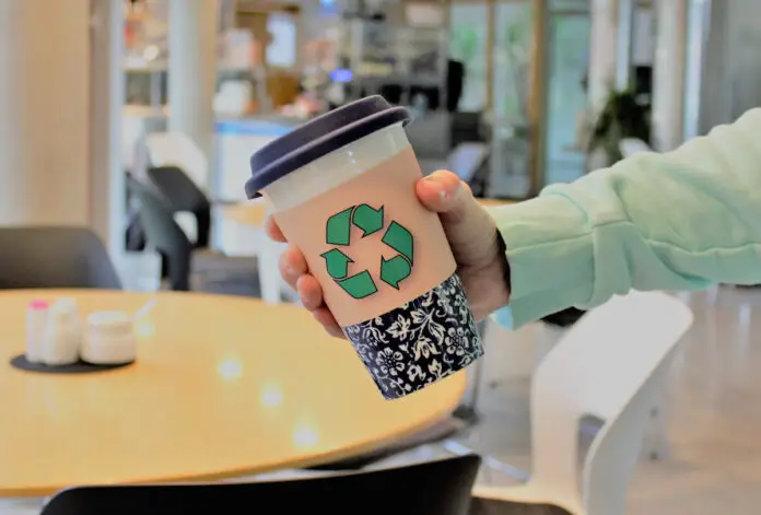 Pro Jahr werden allein in Deutschland rund 2,8 Milliarden Einwegbecher für Heißgetränke verbraucht. Foto: Lea Kessens/DBU