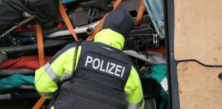 Bundespolizist bei der Kontrolle eines Kleintransporters / Foto: Bundespolizei