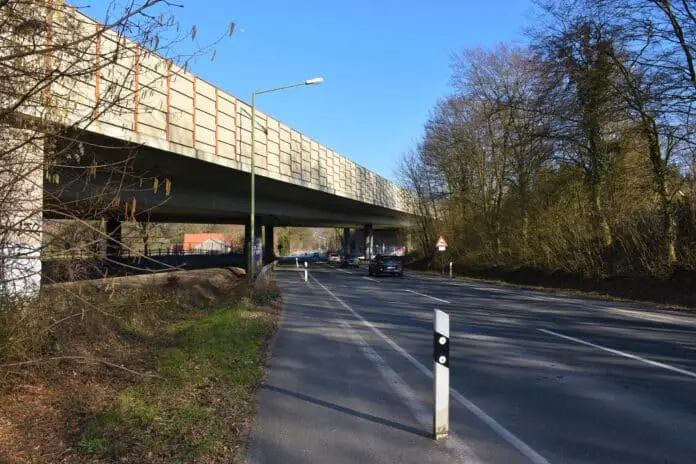Die 1969 gebaute Talbrücke Hakenhof überführt die A30 im Osnabrücker Stadtteil Hellern über die Rheiner Landstraße. / Foto: Autobahn Westfalen, Christine Sabisch
