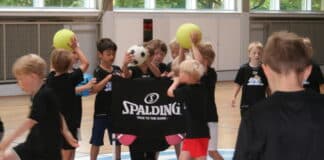Bei den Feriencamps der BaKoS lernen Kinder spielerisch den Umgang mit dem Ball. / Foto: Osnabrücker Ballschule e.V.