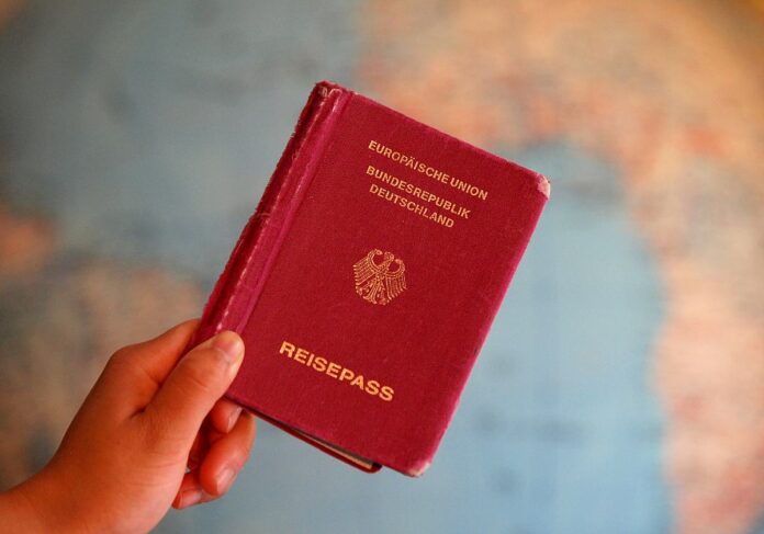 Kabinett will Pässe künftig per Post zuschicken lassen