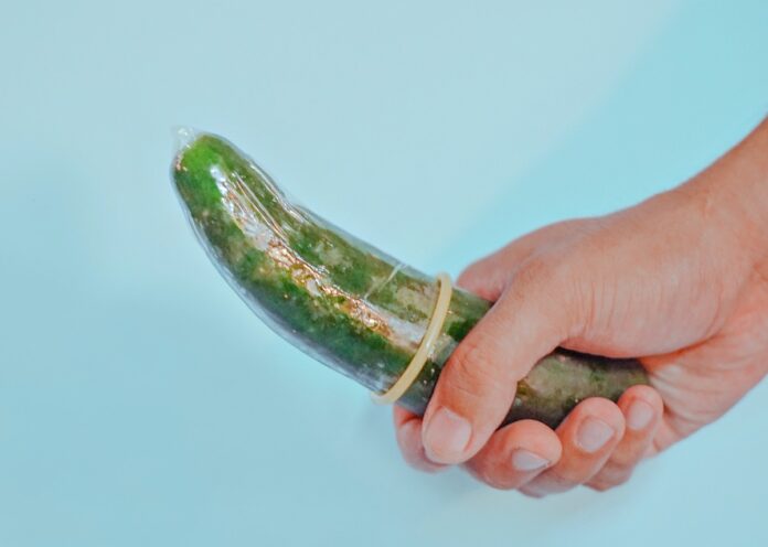 Kondom über Gurke