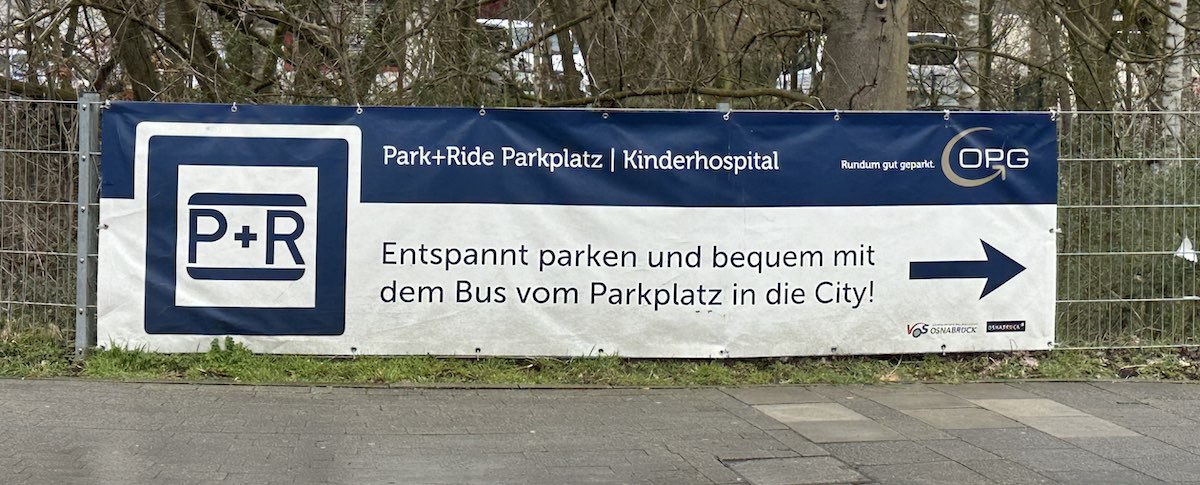 Gut ausgeschildert ist er auch, der P+R Parkplatz am Kinderhospital. / Foto: Pohlmann