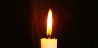 (Symbolbild) Kerze statt Strom: Am 25. März geht weltweit für eine Stunde das Licht aus.