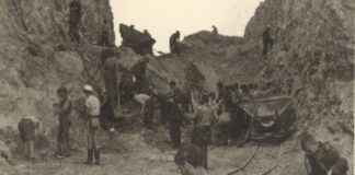 Ein Foto aus dem Album zeigt den Einsatz jüdischer Männer aus Thessaloniki bei der Zwangsarbeit an der Bahnstation Karya. / Foto: Sammlung Andreas Assael