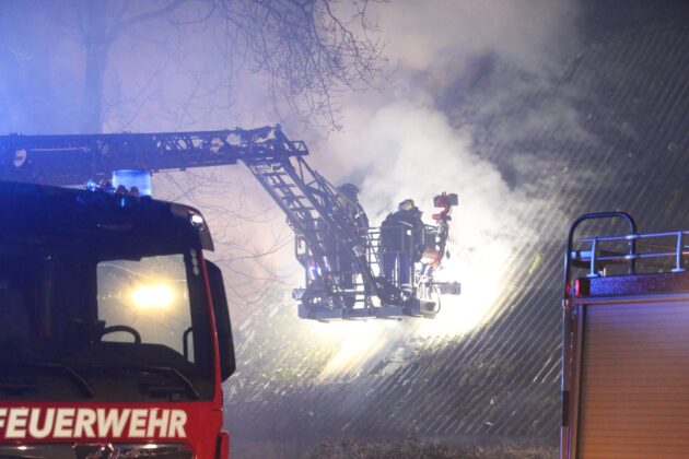 Stall mit Tieren in Flammen, Bundesstraße in Alfhausen gesperrt