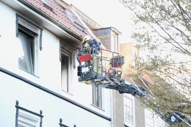 Feuerwehr rettet mehrere Menschen bei Brand in Mehrfamilienhaus im Schinkel