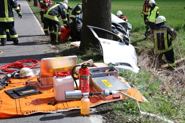 PKW kracht ungebremst vor Baum in Bissendorf, Fahrer schwer verletzt