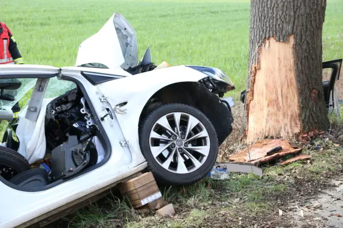 (Archivbild) PKW krachte im April ungebremst vor Baum in Bissendorf. / Foto: Westermann