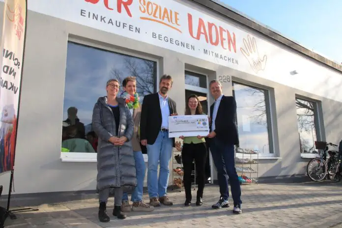 Einen symbolischen Schenk über 6.000 Euro überreichten gab es vom Lions Club Osnabrücker Friedensreiter. / Foto: Kirchenkreis Osnabrück/ Maren Bergmann