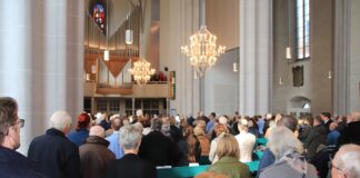 Mit vielen Gästen feierte die Kirchengemeinde St. Katharinen die Einweihung der Friedensorgel. / Foto: Kirchenkreis Osnabrück, Maren Bergmann