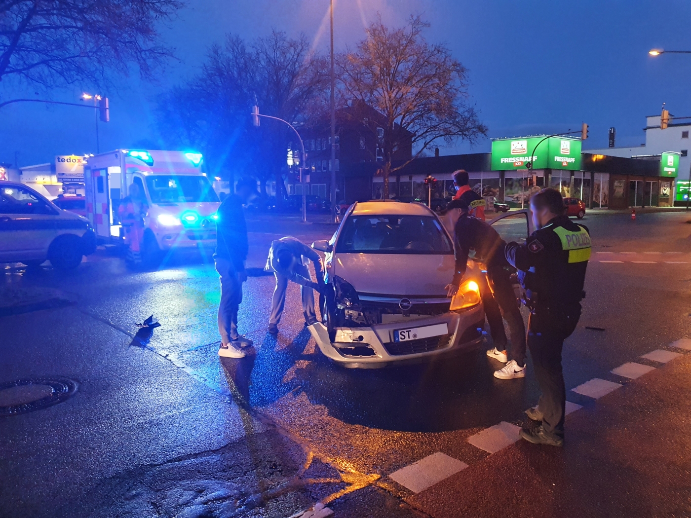 Autos stoßen an Kreuzung auf Hannoverscher Straße zusammen