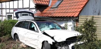Wohnwagen und PKW kollidieren in Bad Laer, Auto kippt um