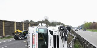 LKW blockiert Autobahn – Bergung auf der A1 bis zum Nachmittag