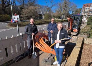 Schnelles Internet in der Weststadt und Gartlage: Tarifbuchung ab sofort in ganz Osnabrück möglich Startschuss für den Glasfaserausbau in der Weststadt und der Gartlage (von links): Patrick Machill, Jan Minne (beide SWO Netz) und Tomke Hollander (Glasfaser Nordwest). / Foto: Stadtwerke Osnabrück / Marco Hörmeyer
