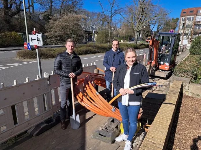 Startschuss für den Glasfaserausbau in der Weststadt und der Gartlage (von links): Patrick Machill, Jan Minne (beide SWO Netz) und Tomke Hollander (Glasfaser Nordwest). / Foto: Stadtwerke Osnabrück / Marco Hörmeyer