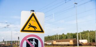 (Symbolbild) Warnschild an Bahnanlagen / Foto: Bundespolizei